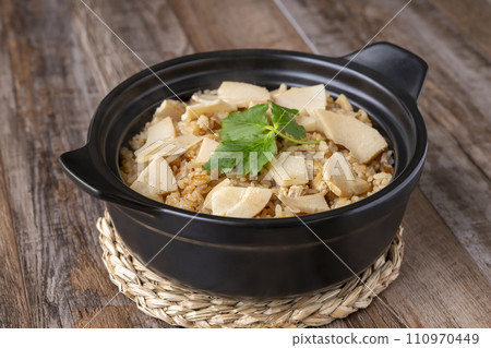 竹筍飯，用砂鍋新鮮煮熟 110970449