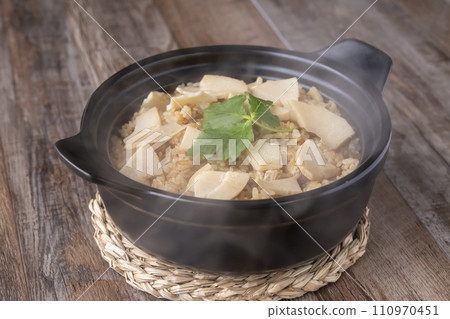 Bamboo shoot rice, freshly cooked in a clay pot Bamboo shoot rice, freshly cooked in a clay pot 110970451