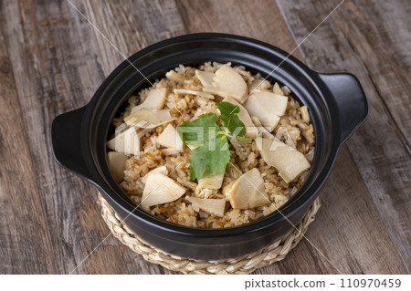 竹筍飯,用砂鍋新鮮煮熟 竹筍飯,用砂鍋新鮮煮熟 110970459