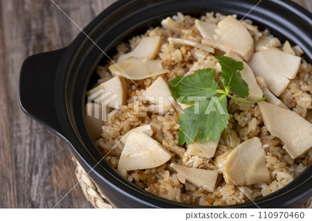 竹筍飯,用砂鍋新鮮煮熟 竹筍飯,用砂鍋新鮮煮熟 110970460