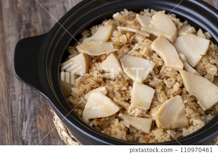 竹筍飯,用砂鍋新鮮煮熟 竹筍飯,用砂鍋新鮮煮熟 110970461