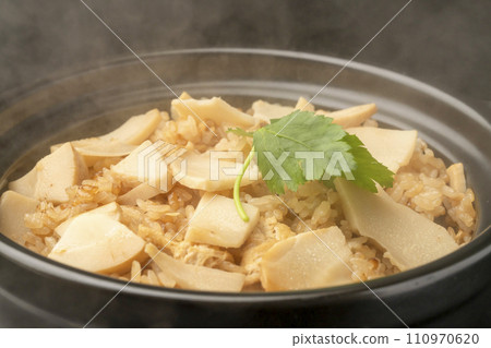 陶鍋裡剛煮好的米飯，黑色背景 110970620