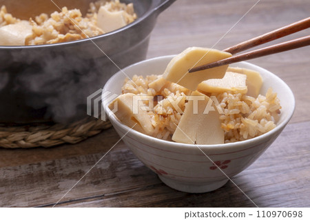 Bamboo shoots rice, freshly cooked in an earthen pot, bowl 110970698