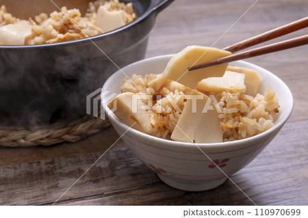 Bamboo shoots rice, freshly cooked in an earthen pot, bowl 110970699