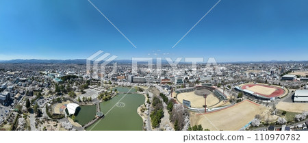 Picture scroll of spring in full bloom - Aerial view of cherry blossoms at Kaiseiyama Park, Koriyama City Picture scroll of spring in full bloom - Aerial view of cherry blossoms at Kaiseiyama Park, Koriyama City 110970782