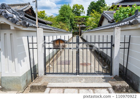 Approach to the tomb of the 77th Emperor Goshirakawa Hojuji Temple, Higashiyama Ward, Kyoto City Approach to the tomb of the 77th Emperor Goshirakawa Hojuji Temple, Higashiyama Ward, Kyoto City 110970922