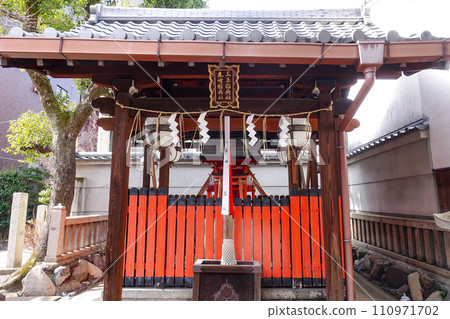 Suga Minister Shrine (Kyoto) where plum blossoms have begun to bloom 110971702