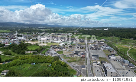 從空中俯瞰富岡町 - 空中拍攝廣闊的風景和該地區的氣息 110971981