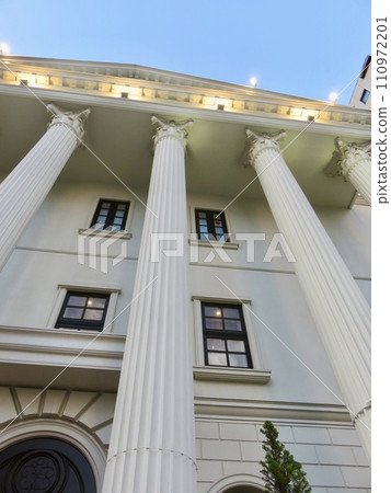 一座寺廟般的建築,兩旁排列著粗壯的柱子 一座寺廟般的建築,兩旁排列著粗壯的柱子 110972201