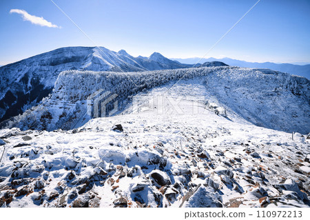 白雪皚皚的八嶽山脈中從內石山到阿嘉山的山脊線 白雪皚皚的八嶽山脈中從內石山到阿嘉山的山脊線 110972213