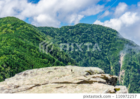 攀登靜岡縣日本百座名山潮見山 - 從本谷山看到的山福峠小屋 110972257