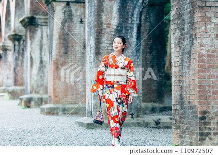 A woman in Japanese clothes strolling through Suirokaku in Kyoto A woman in Japanese clothes strolling through Suirokaku in Kyoto 110972507