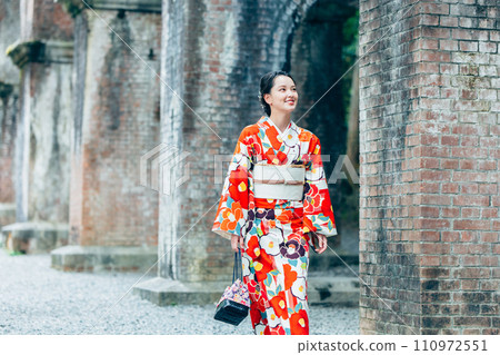 一位身著日服的女子在京都水樓閣漫步 110972551