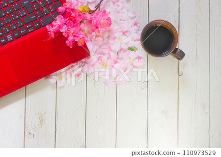 筆記型電腦和春天花瓣 筆記型電腦和春天花瓣 110973529