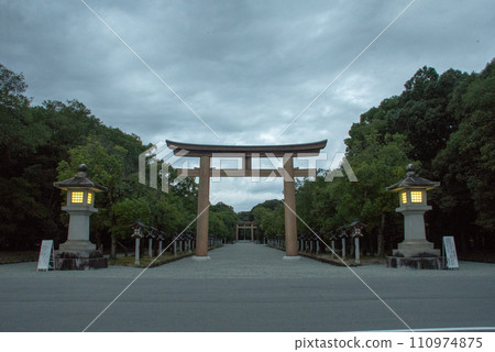 The approach to Kashihara Shrine before dawn, Kashihara City, Nara Prefecture 110974875