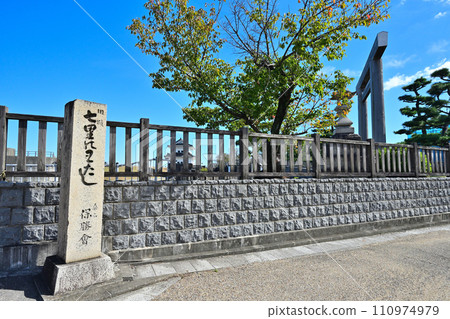 東海道 53 站之一的桑名宿「七里之渡」的藍天景色 110974979