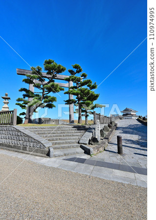 Blue sky scenery at Kuwana-juku ``Shichiri-no-Watashi'', one of the 53 stations of the Tokaido 110974995