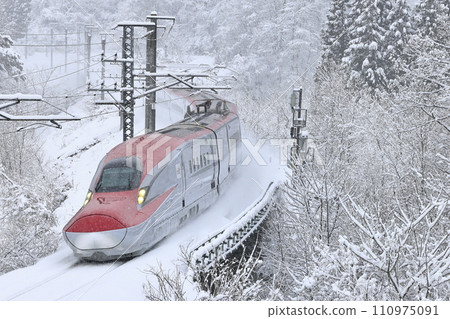 雪中的秋田新幹線 雪中的秋田新幹線 110975091