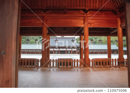 奈良縣橛原市橛原神社黎明前，從外殿看內殿 110975096