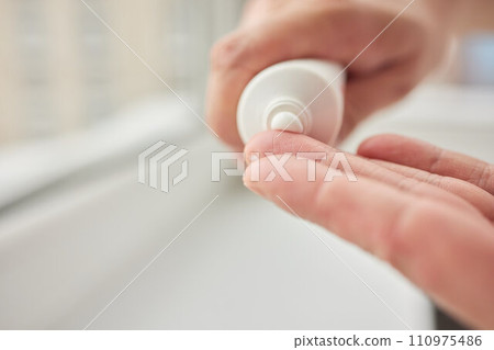 The man's hand, he uses steroids Apply External type. The man's hand, he uses steroids Apply External type. 110975486