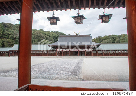 Before dawn at Kashihara Shrine, Kashihara City, Nara Prefecture, the inner worship hall seen from the outer worship hall 110975487
