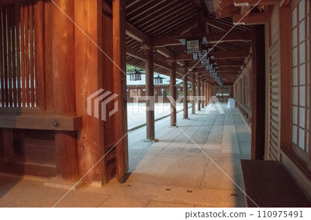 奈良縣橛原市橛原神社黎明前,從外參拜殿通往的走廊 奈良縣橛原市橛原神社黎明前,從外參拜殿通往的走廊 110975491