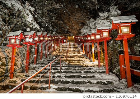 京都的冬天,貴船神社被白雪覆蓋 京都的冬天,貴船神社被白雪覆蓋 110976114