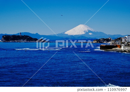 View of Enoshima's sacred mountain Mt. Fuji from the Inamuragasaki coast 110976997
