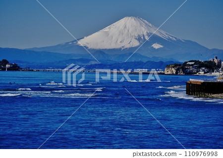 從稻村崎海岸眺望江之島的聖山富士山 從稻村崎海岸眺望江之島的聖山富士山 110976998