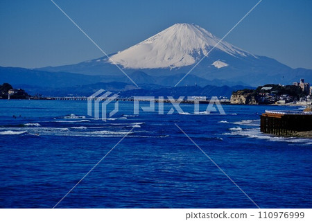 從稻村崎海岸眺望江之島的聖山富士山 從稻村崎海岸眺望江之島的聖山富士山 110976999