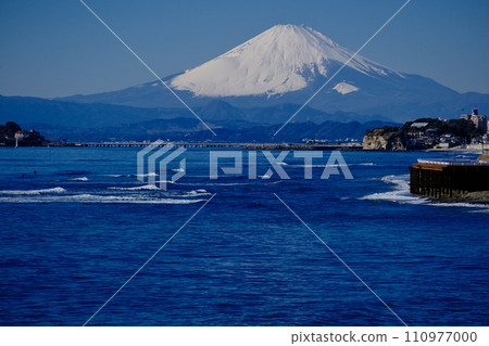 從稻村崎海岸眺望江之島的聖山富士山 110977000
