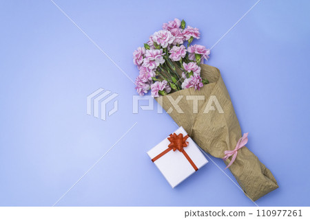 Mother's Day gift and carnation bouquet 110977261