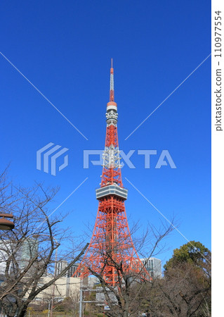 東京鐵塔 東京鐵塔在藍天的映襯下拔地而起 東京鐵塔 東京鐵塔在藍天的映襯下拔地而起 110977554