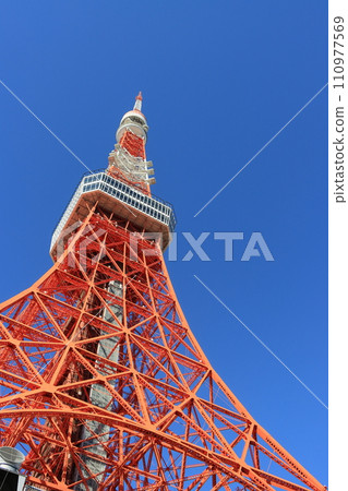東京鐵塔 東京鐵塔在藍天的映襯下拔地而起 110977569