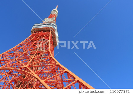 東京鐵塔 東京鐵塔在藍天的映襯下拔地而起 110977571