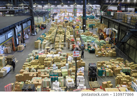 Ota Market at the end of the year: piles of cardboard boxes containing fruits and vegetables 110977866