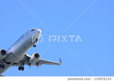 客機降落在羽田機場，飛機降落進場 110978124