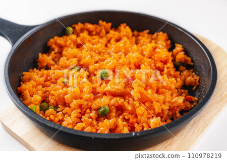 將冷凍雞肉飯放入煎鍋中加熱 110978219