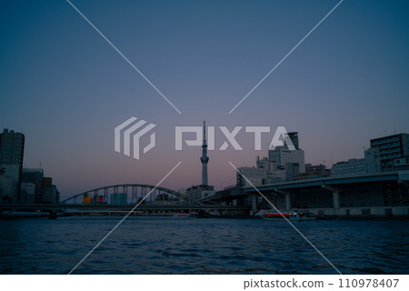 從隅田川看天空樹的黃昏 從隅田川看天空樹的黃昏 110978407