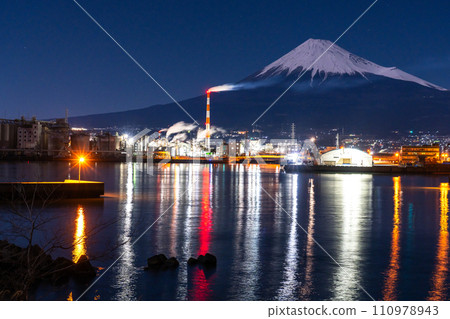 [Nagano Prefecture] Night view of Tagonoura Port and factory area overlooking Mt. Fuji 110978943