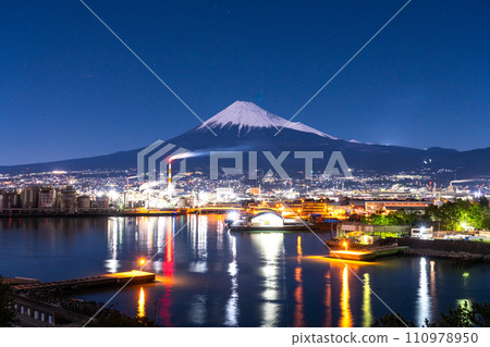[長野縣]田子浦港和工廠區的夜景，俯瞰富士山 110978950