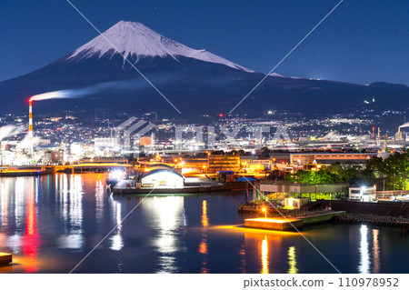 [Nagano Prefecture] Night view of Tagonoura Port and factory area overlooking Mt. Fuji 110978952