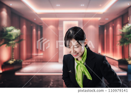 一名年輕女子在公寓大樓擔任禮賓員 110979141