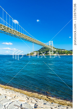 位於福岡縣北九州的關門大橋,橫跨關門海峽 位於福岡縣北九州的關門大橋,橫跨關門海峽 110979196
