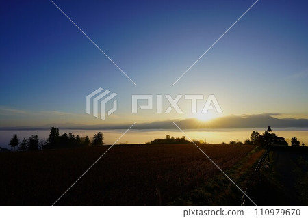 千坊嶺的雲海和十勝嶽山脈的日出 110979670