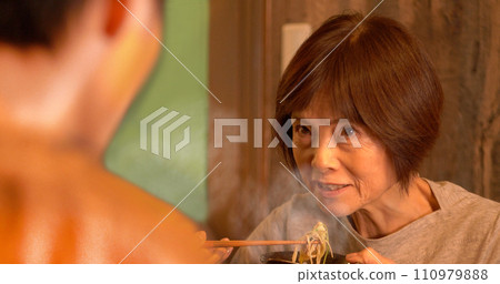與父母和孩子共進晚餐的高級婦女 110979888