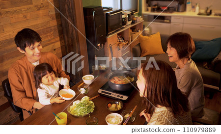 Three-generation family dining table/getting together over hot pot dishes Three-generation family dining table/getting together over hot pot dishes 110979889