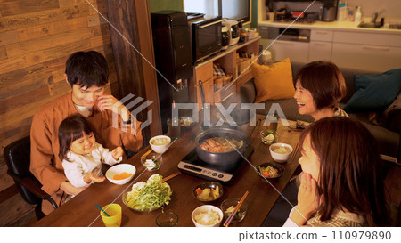 Three-generation family dining table/getting together over hot pot dishes Three-generation family dining table/getting together over hot pot dishes 110979890