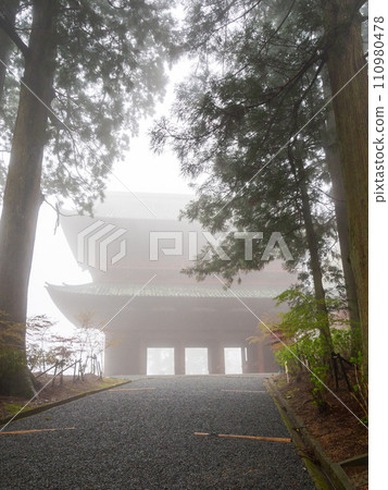 霧中的高野山大門 霧中的高野山大門 110980478