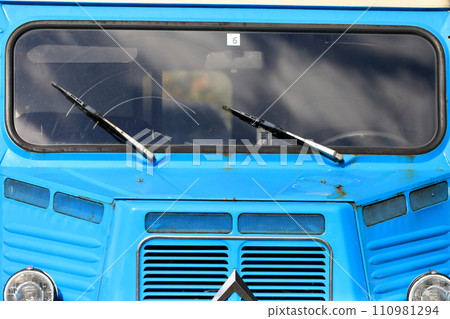 舊外國汽車擋風玻璃影像 舊外國汽車擋風玻璃影像 110981294